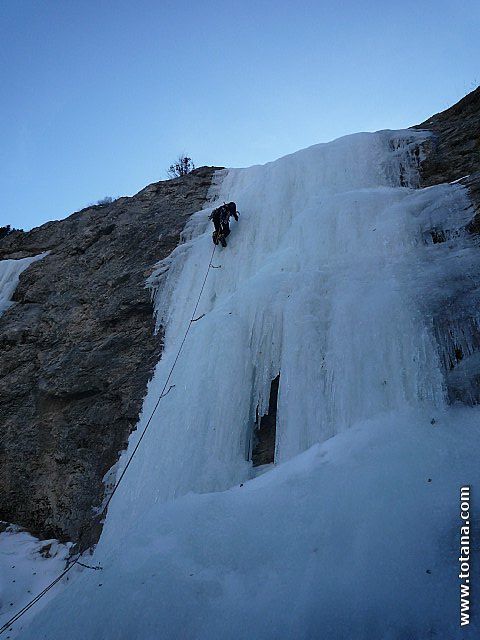 Escalada en cascadas de hielo. Pirineos, Bielsa, Valle de Pineta - 64