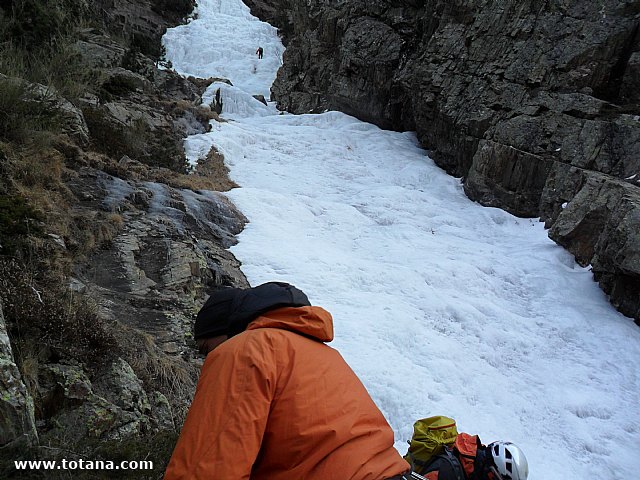 Escalada en cascadas de hielo. Pirineos, Bielsa, Valle de Pineta - 77