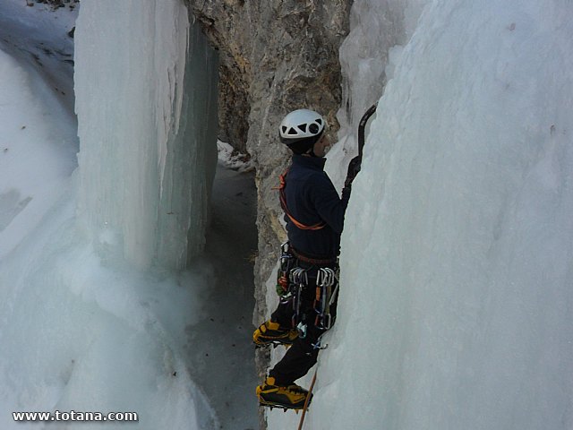 Escalada en cascadas de hielo. Pirineos, Bielsa, Valle de Pineta - 137