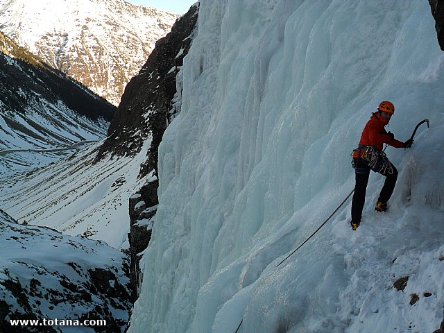 Escalada en cascadas de hielo. Pirineos, Bielsa, Valle de Pineta - 149