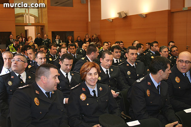 Entrega de diplomas acreditativos a 72 nuevos mandos de las policas locales de la Regin - 1
