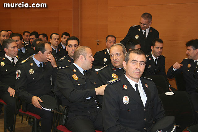 Entrega de diplomas acreditativos a 72 nuevos mandos de las policas locales de la Regin - 2