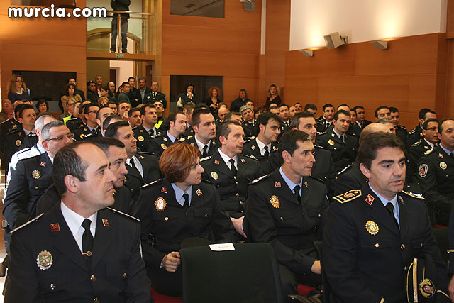 Entrega de diplomas acreditativos a 72 nuevos mandos de las policas locales de la Regin - 3