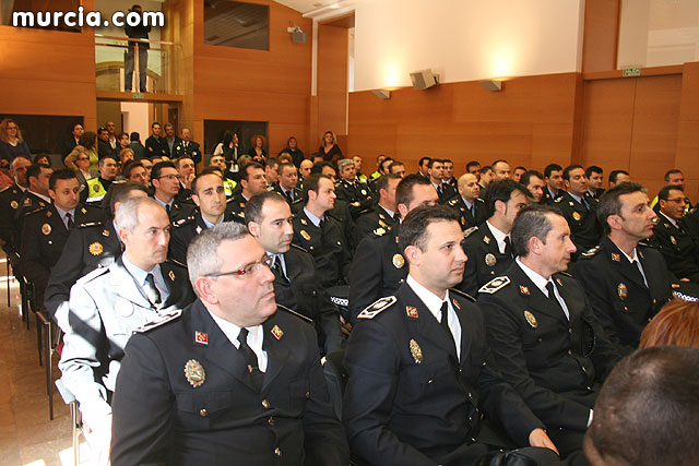 Entrega de diplomas acreditativos a 72 nuevos mandos de las policas locales de la Regin - 4