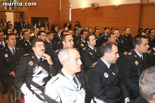 Entrega de diplomas acreditativos a 72 nuevos mandos de las policas locales de la Regin - 5