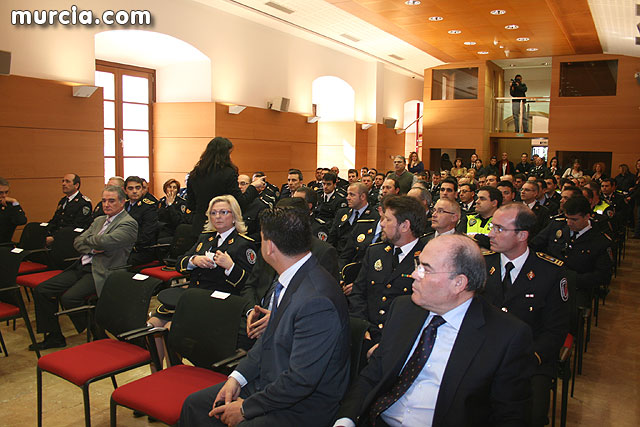 Entrega de diplomas acreditativos a 72 nuevos mandos de las policas locales de la Regin - 8