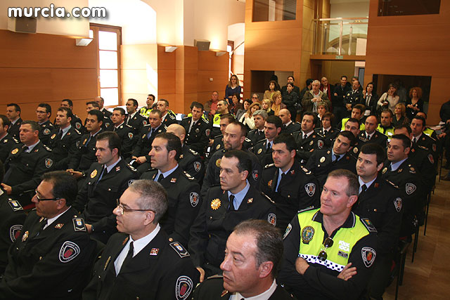 Entrega de diplomas acreditativos a 72 nuevos mandos de las policas locales de la Regin - 10