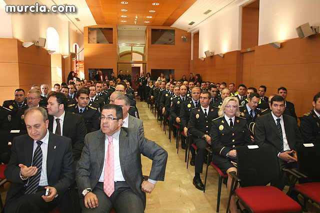 Entrega de diplomas acreditativos a 72 nuevos mandos de las policas locales de la Regin - 12