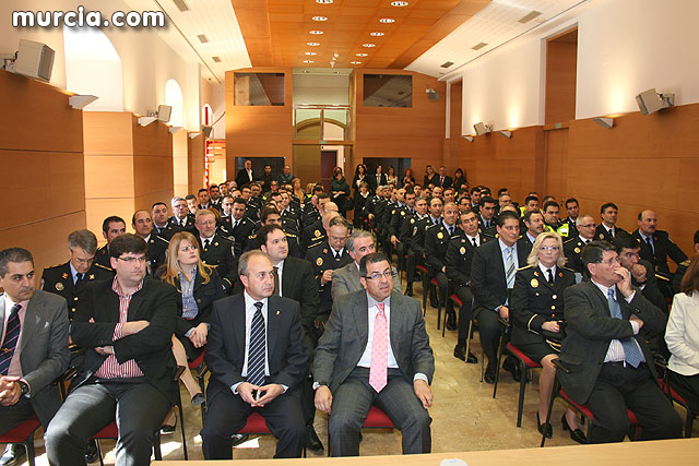 Entrega de diplomas acreditativos a 72 nuevos mandos de las policas locales de la Regin - 15