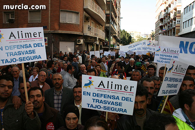 Cientos de miles de personas se manifiestan en Murcia a favor del trasvase - 39