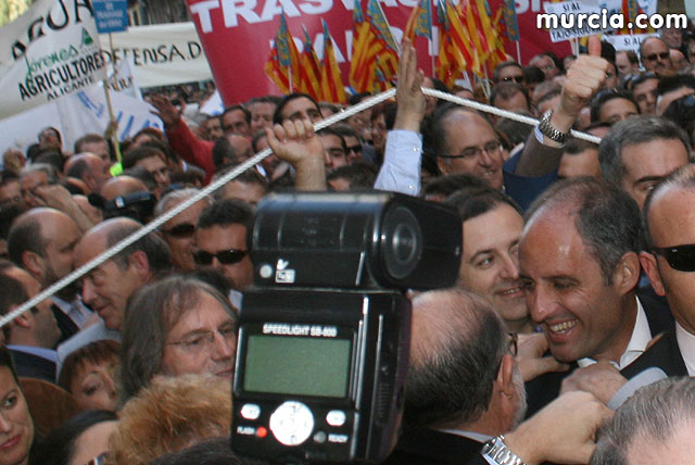 Cientos de miles de personas se manifiestan en Murcia a favor del trasvase - 98