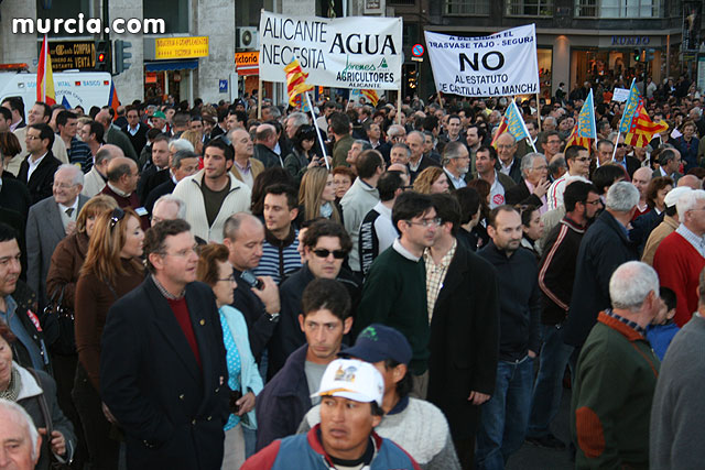 Cientos de miles de personas se manifiestan en Murcia a favor del trasvase - 210