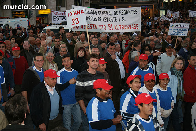Cientos de miles de personas se manifiestan en Murcia a favor del trasvase - 257