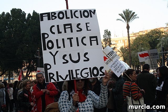 Cerca de 40.000 personas vuelven a manifestar en Murcia su rechazo al “Tijeretazo” de Valcrcel y al preacuerdo al que han llegado algunas organizaciones y la Administracin regional - 1