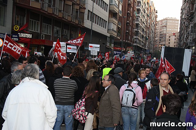 Cerca de 40.000 personas vuelven a manifestar en Murcia su rechazo al “Tijeretazo” de Valcrcel y al preacuerdo al que han llegado algunas organizaciones y la Administracin regional - 3