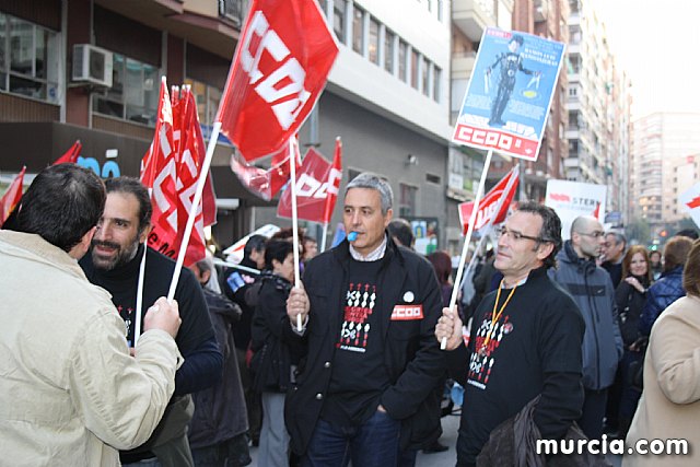 Cerca de 40.000 personas vuelven a manifestar en Murcia su rechazo al “Tijeretazo” de Valcrcel y al preacuerdo al que han llegado algunas organizaciones y la Administracin regional - 6