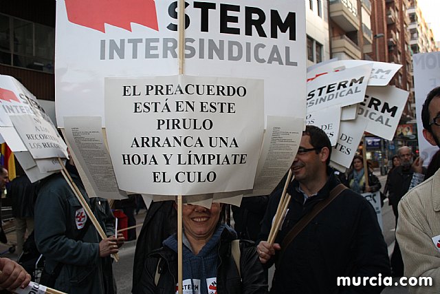 Cerca de 40.000 personas vuelven a manifestar en Murcia su rechazo al “Tijeretazo” de Valcrcel y al preacuerdo al que han llegado algunas organizaciones y la Administracin regional - 14