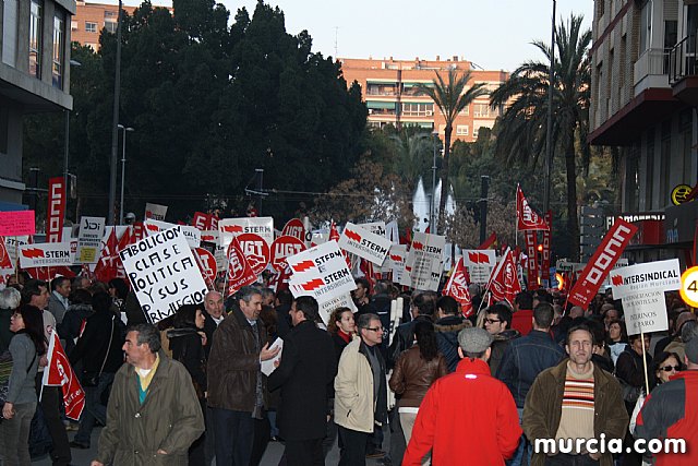Cerca de 40.000 personas vuelven a manifestar en Murcia su rechazo al “Tijeretazo” de Valcrcel y al preacuerdo al que han llegado algunas organizaciones y la Administracin regional - 28