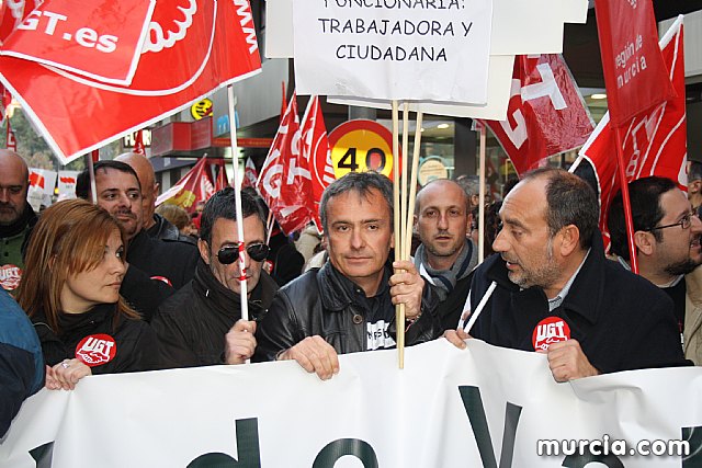 Cerca de 40.000 personas vuelven a manifestar en Murcia su rechazo al “Tijeretazo” de Valcrcel y al preacuerdo al que han llegado algunas organizaciones y la Administracin regional - 37