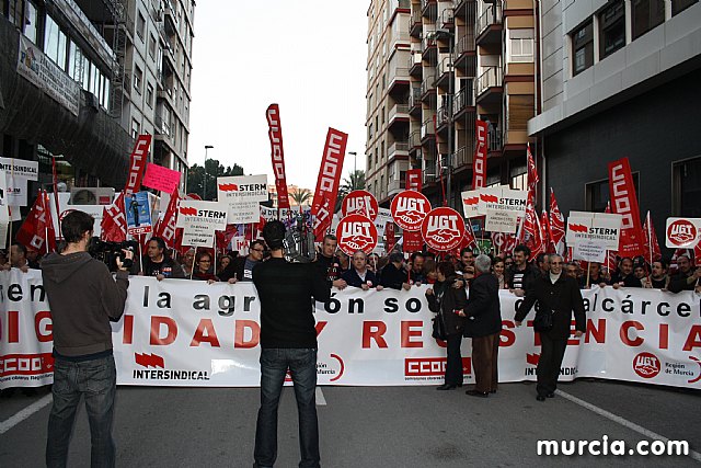 Cerca de 40.000 personas vuelven a manifestar en Murcia su rechazo al “Tijeretazo” de Valcrcel y al preacuerdo al que han llegado algunas organizaciones y la Administracin regional - 47
