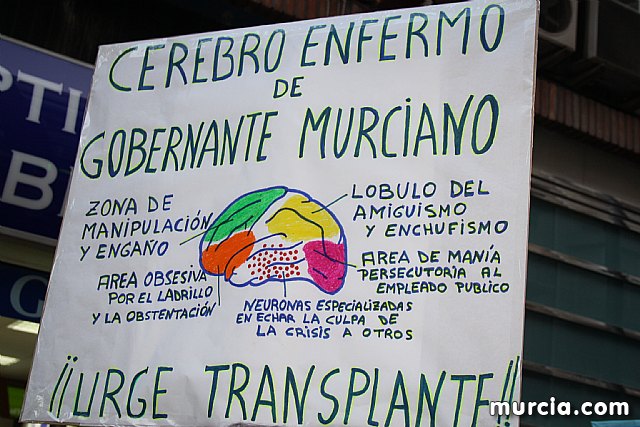 Cerca de 40.000 personas vuelven a manifestar en Murcia su rechazo al “Tijeretazo” de Valcrcel y al preacuerdo al que han llegado algunas organizaciones y la Administracin regional - 50