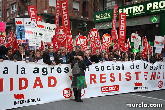 Cerca de 40.000 personas vuelven a manifestar en Murcia su rechazo al “Tijeretazo” de Valcrcel y al preacuerdo al que han llegado algunas organizaciones y la Administracin regional - 64