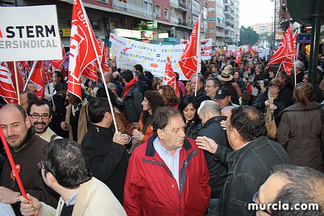 Cerca de 40.000 personas vuelven a manifestar en Murcia su rechazo al “Tijeretazo” de Valcrcel y al preacuerdo al que han llegado algunas organizaciones y la Administracin regional - 68