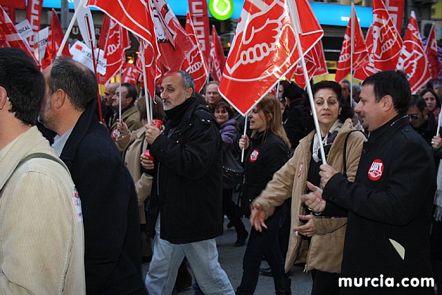 Cerca de 40.000 personas vuelven a manifestar en Murcia su rechazo al “Tijeretazo” de Valcrcel y al preacuerdo al que han llegado algunas organizaciones y la Administracin regional - 70