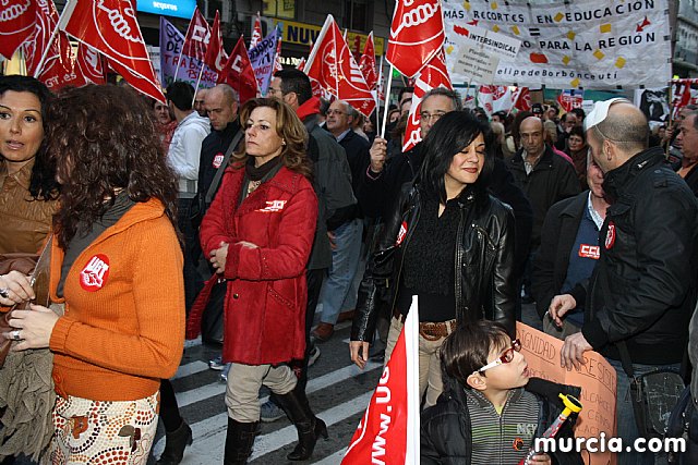 Cerca de 40.000 personas vuelven a manifestar en Murcia su rechazo al “Tijeretazo” de Valcrcel y al preacuerdo al que han llegado algunas organizaciones y la Administracin regional - 71