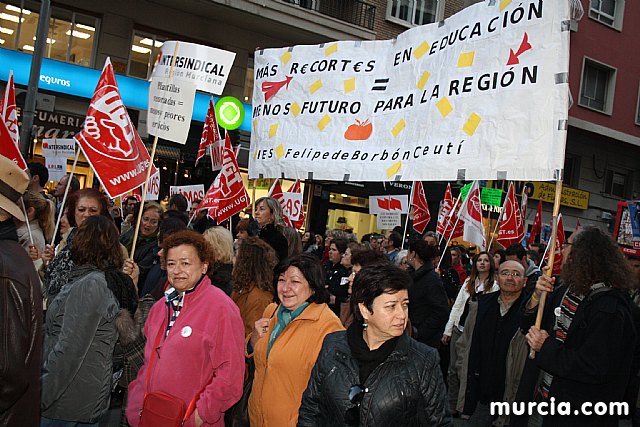 Cerca de 40.000 personas vuelven a manifestar en Murcia su rechazo al “Tijeretazo” de Valcrcel y al preacuerdo al que han llegado algunas organizaciones y la Administracin regional - 74