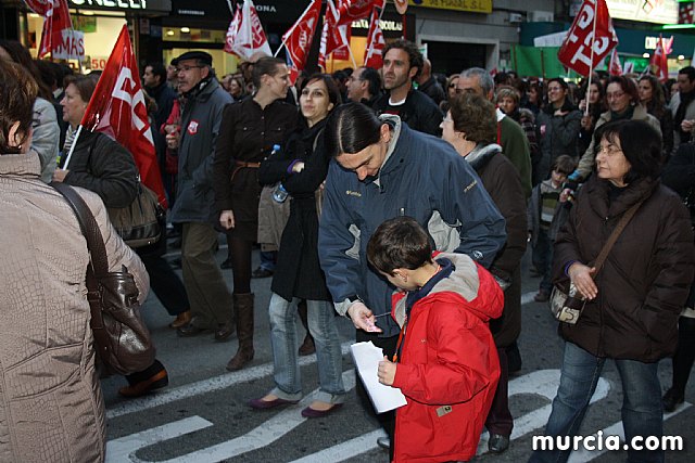 Cerca de 40.000 personas vuelven a manifestar en Murcia su rechazo al “Tijeretazo” de Valcrcel y al preacuerdo al que han llegado algunas organizaciones y la Administracin regional - 77