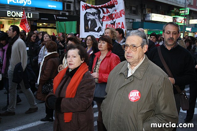Cerca de 40.000 personas vuelven a manifestar en Murcia su rechazo al “Tijeretazo” de Valcrcel y al preacuerdo al que han llegado algunas organizaciones y la Administracin regional - 80