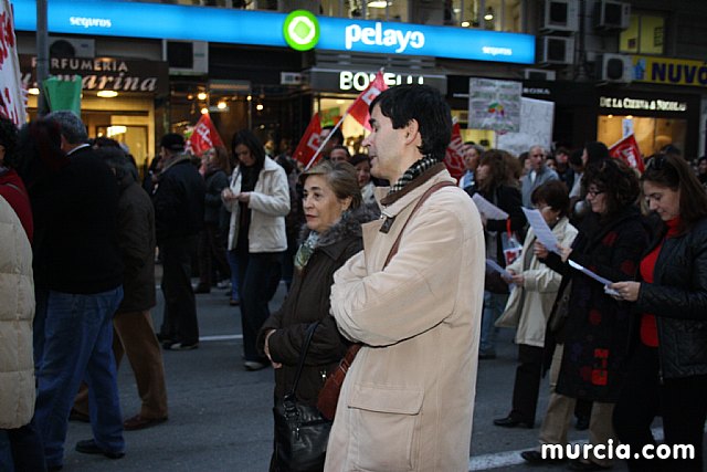 Cerca de 40.000 personas vuelven a manifestar en Murcia su rechazo al “Tijeretazo” de Valcrcel y al preacuerdo al que han llegado algunas organizaciones y la Administracin regional - 83