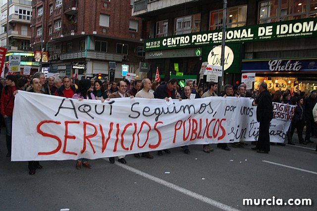 Cerca de 40.000 personas vuelven a manifestar en Murcia su rechazo al “Tijeretazo” de Valcrcel y al preacuerdo al que han llegado algunas organizaciones y la Administracin regional - 97