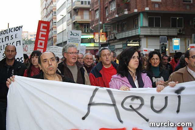 Cerca de 40.000 personas vuelven a manifestar en Murcia su rechazo al “Tijeretazo” de Valcrcel y al preacuerdo al que han llegado algunas organizaciones y la Administracin regional - 98