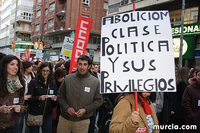 Cerca de 40.000 personas vuelven a manifestar en Murcia su rechazo al “Tijeretazo” de Valcrcel y al preacuerdo al que han llegado algunas organizaciones y la Administracin regional - 100
