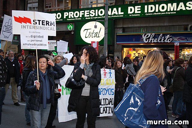 Cerca de 40.000 personas vuelven a manifestar en Murcia su rechazo al “Tijeretazo” de Valcrcel y al preacuerdo al que han llegado algunas organizaciones y la Administracin regional - 107