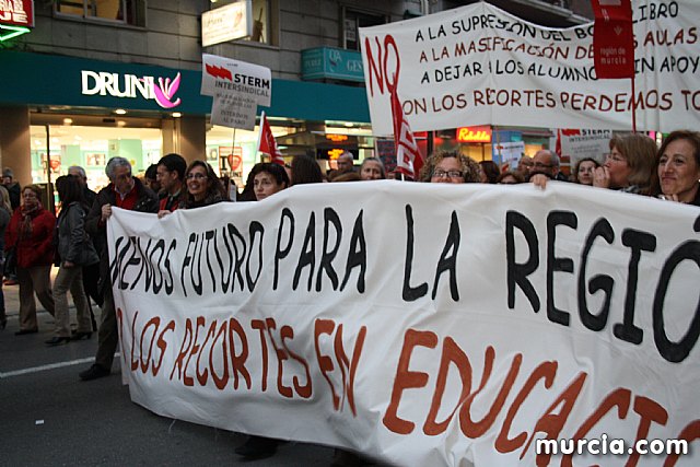 Cerca de 40.000 personas vuelven a manifestar en Murcia su rechazo al “Tijeretazo” de Valcrcel y al preacuerdo al que han llegado algunas organizaciones y la Administracin regional - 112