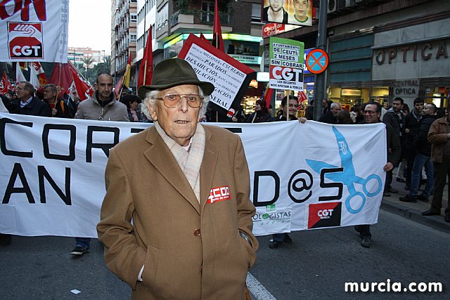 Cerca de 40.000 personas vuelven a manifestar en Murcia su rechazo al “Tijeretazo” de Valcrcel y al preacuerdo al que han llegado algunas organizaciones y la Administracin regional - 145