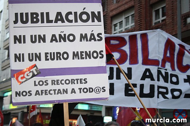 Cerca de 40.000 personas vuelven a manifestar en Murcia su rechazo al “Tijeretazo” de Valcrcel y al preacuerdo al que han llegado algunas organizaciones y la Administracin regional - 149
