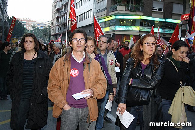 Cerca de 40.000 personas vuelven a manifestar en Murcia su rechazo al “Tijeretazo” de Valcrcel y al preacuerdo al que han llegado algunas organizaciones y la Administracin regional - 151