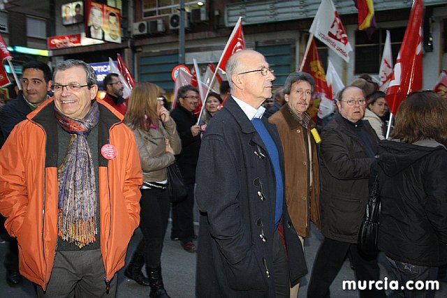 Cerca de 40.000 personas vuelven a manifestar en Murcia su rechazo al “Tijeretazo” de Valcrcel y al preacuerdo al que han llegado algunas organizaciones y la Administracin regional - 153