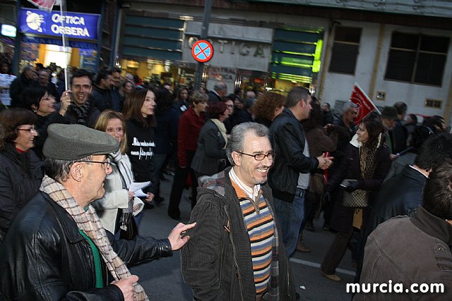 Cerca de 40.000 personas vuelven a manifestar en Murcia su rechazo al “Tijeretazo” de Valcrcel y al preacuerdo al que han llegado algunas organizaciones y la Administracin regional - 156
