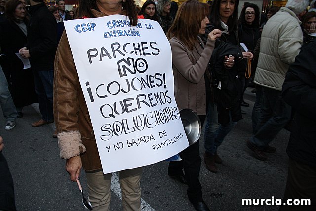 Cerca de 40.000 personas vuelven a manifestar en Murcia su rechazo al “Tijeretazo” de Valcrcel y al preacuerdo al que han llegado algunas organizaciones y la Administracin regional - 162
