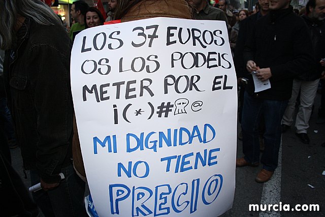 Cerca de 40.000 personas vuelven a manifestar en Murcia su rechazo al “Tijeretazo” de Valcrcel y al preacuerdo al que han llegado algunas organizaciones y la Administracin regional - 163