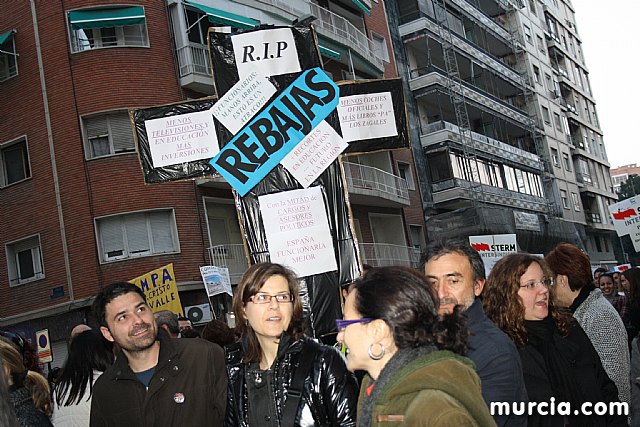 Cerca de 40.000 personas vuelven a manifestar en Murcia su rechazo al “Tijeretazo” de Valcrcel y al preacuerdo al que han llegado algunas organizaciones y la Administracin regional - 166