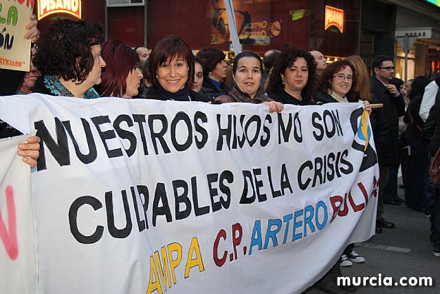 Cerca de 40.000 personas vuelven a manifestar en Murcia su rechazo al “Tijeretazo” de Valcrcel y al preacuerdo al que han llegado algunas organizaciones y la Administracin regional - 175