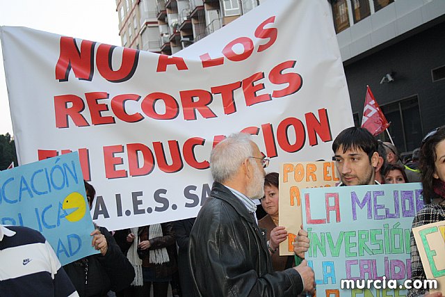 Cerca de 40.000 personas vuelven a manifestar en Murcia su rechazo al “Tijeretazo” de Valcrcel y al preacuerdo al que han llegado algunas organizaciones y la Administracin regional - 179