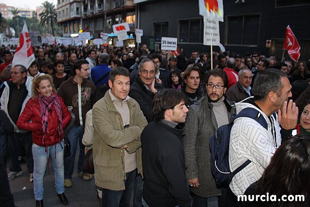 Cerca de 40.000 personas vuelven a manifestar en Murcia su rechazo al “Tijeretazo” de Valcrcel y al preacuerdo al que han llegado algunas organizaciones y la Administracin regional - 182