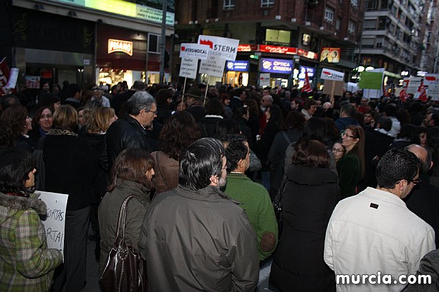 Cerca de 40.000 personas vuelven a manifestar en Murcia su rechazo al “Tijeretazo” de Valcrcel y al preacuerdo al que han llegado algunas organizaciones y la Administracin regional - 184